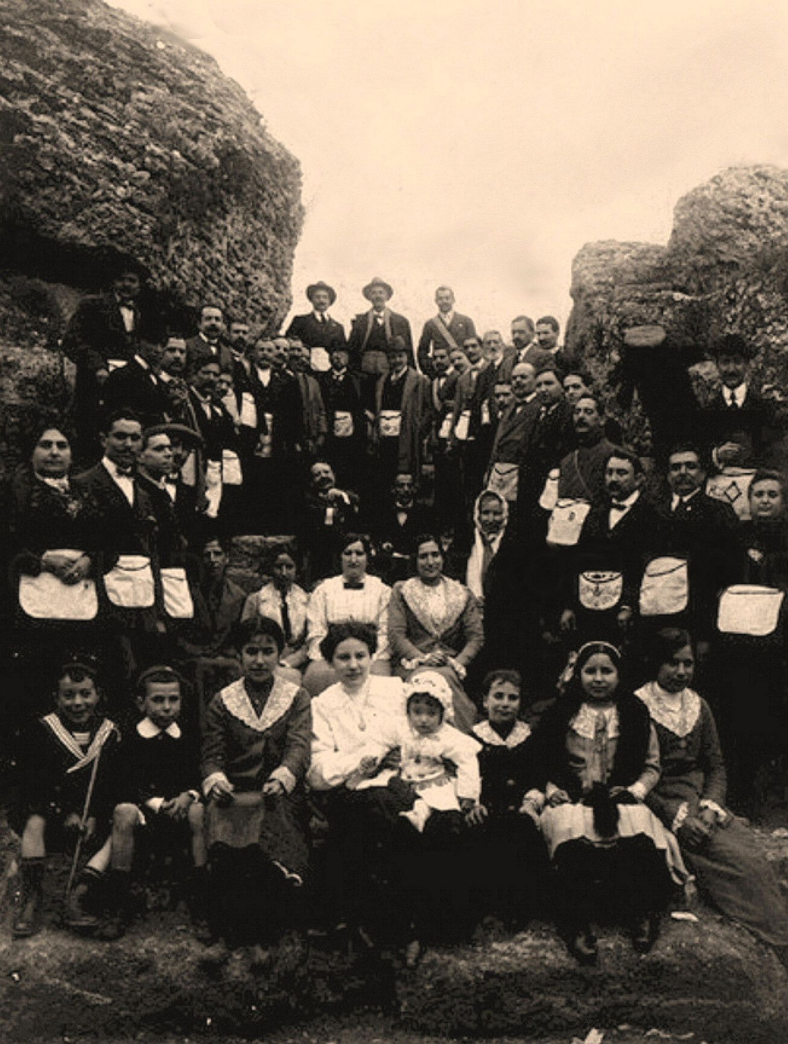 Carmen de Burgos y su relación con la  Masonería