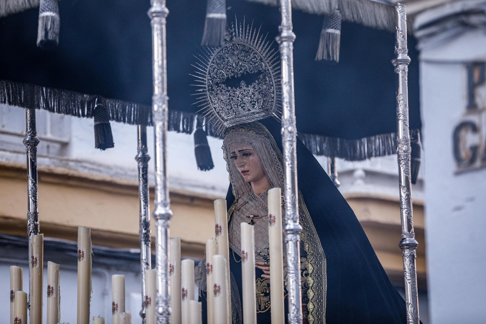 Imágenes de la salida de Santo Entierro en la Semana Santa de San Fernando 2025