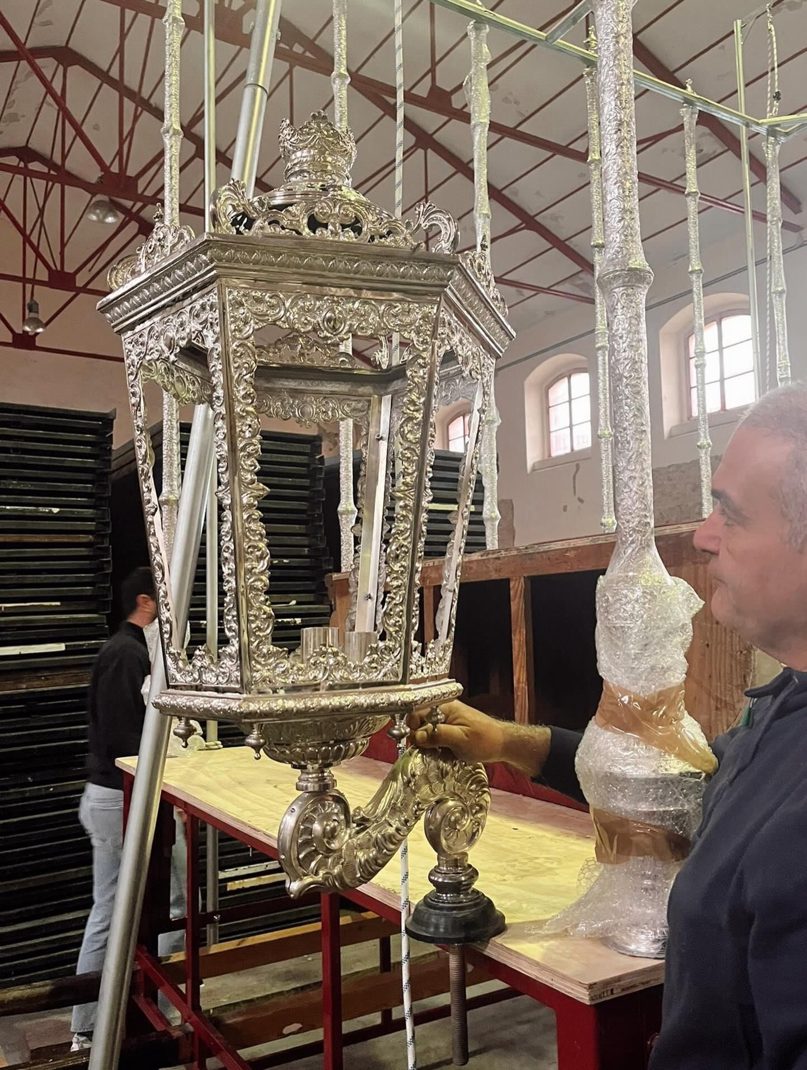 Los faroles del misterio, que se han adaptado para iluminar la trasera del palio de La Cena.