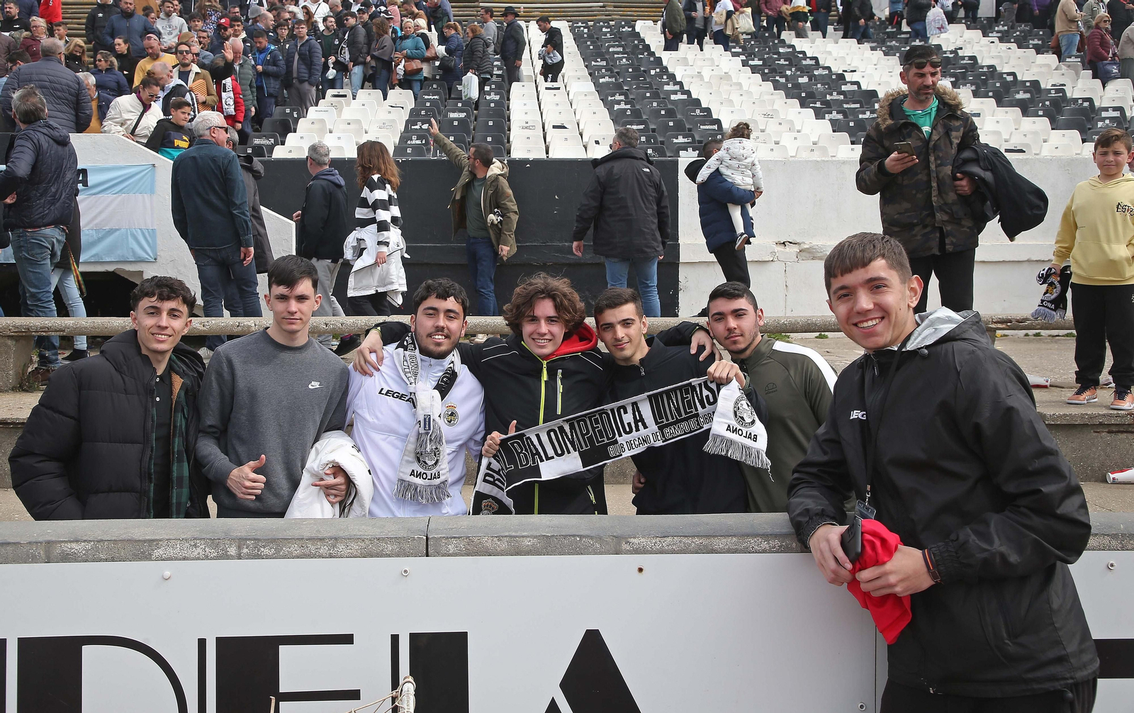 Fotos de la afición durante el Balona - Deportivo de La Coruña en el estadio municipal de La Línea
