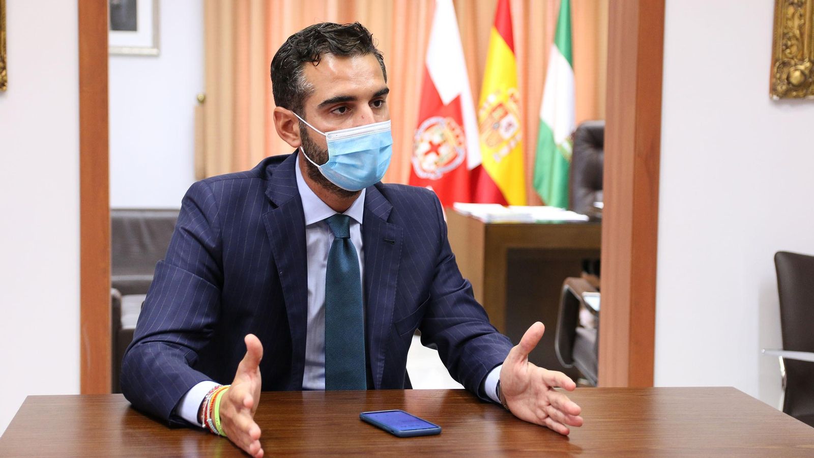 El alcalde durante la entrevista en su despacho en el Preventorio