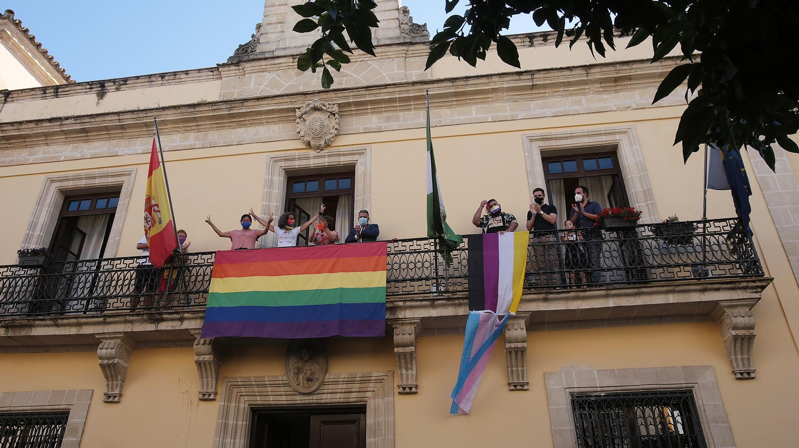Además de la bandera arcoiris se colgaron la trans.