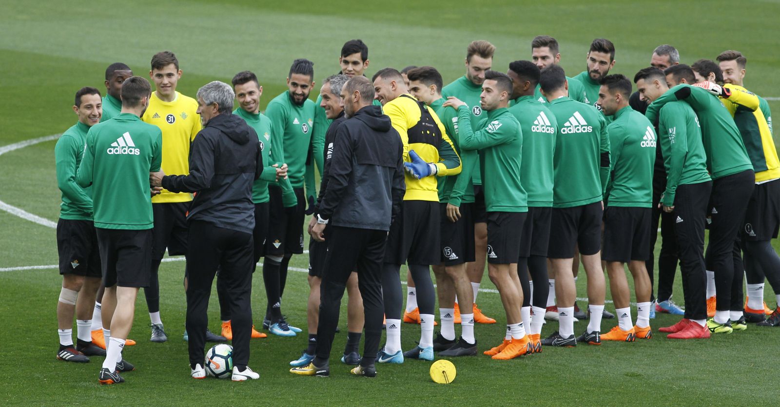 Fabián se dispone a pasar por el 'pasillito' durante un entrenamiento.