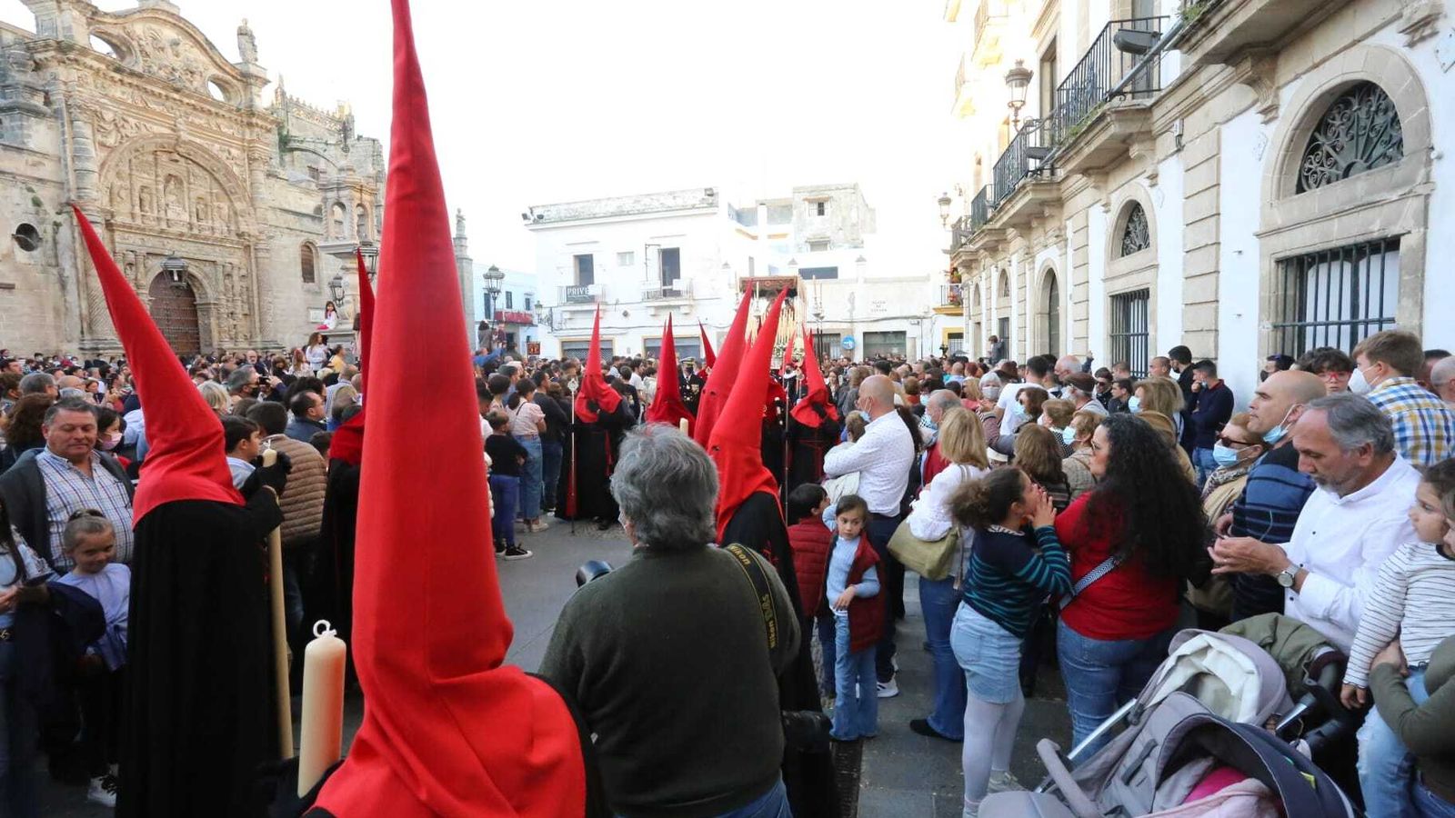 El público se volcó con la procesión del Señor de la Madrugada, que ha adelantado su salida y también su recogida.