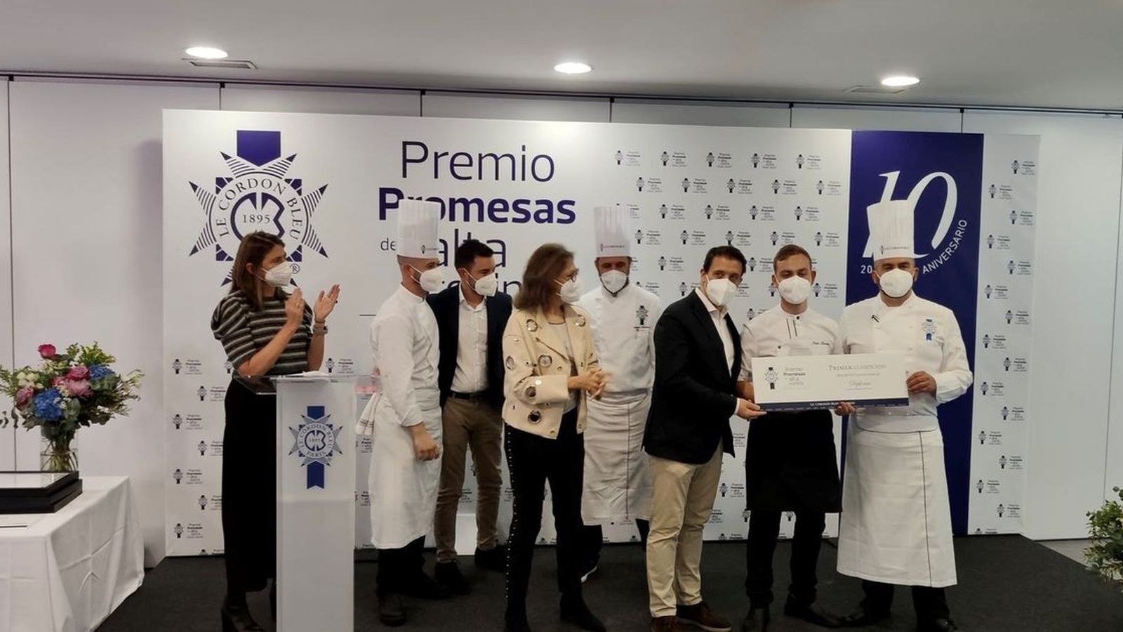 Momento en que el jurado hace entrega del premio al ganador.