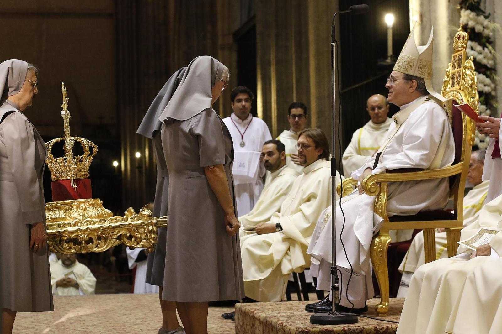 La coronación y el regreso de la Virgen de la Salud, en imágenes