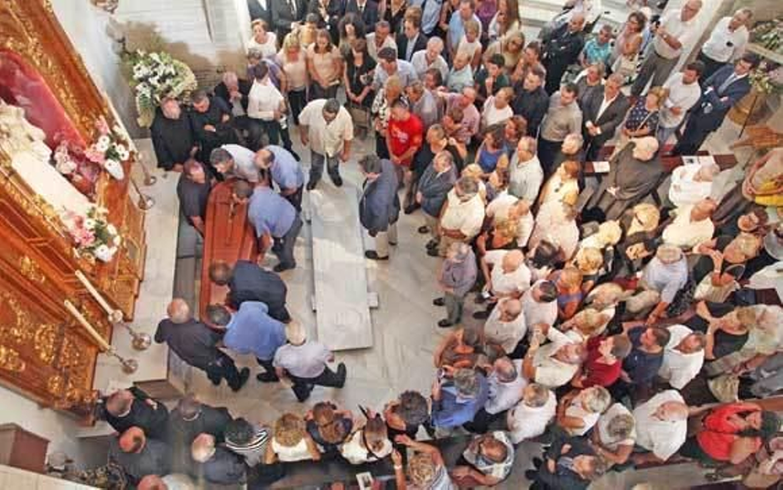 Las personas que asistieron al responso y posterior sepelio despiden al hermano Adrián, enterrado ayer a los pies del retablo de Nuestra Señora de la Candelaria. /Vanesa Lobo