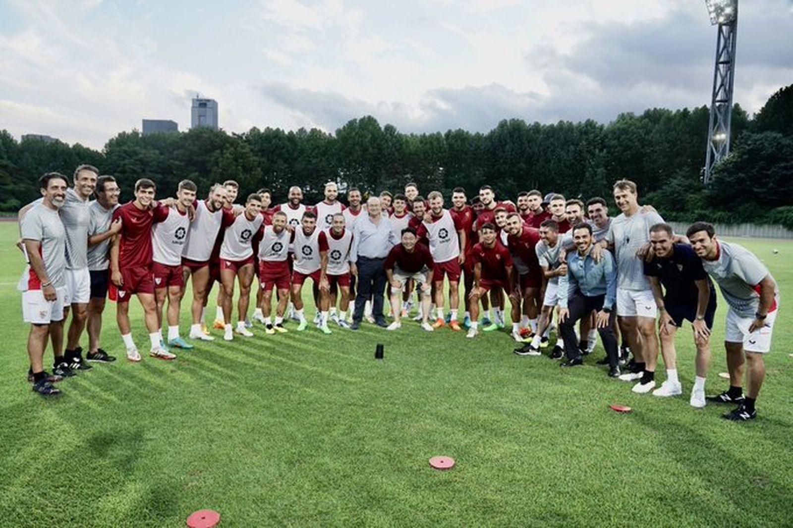 PSY, el cantante del popular 'Gangnam Style', posa con Castro y el equipo.