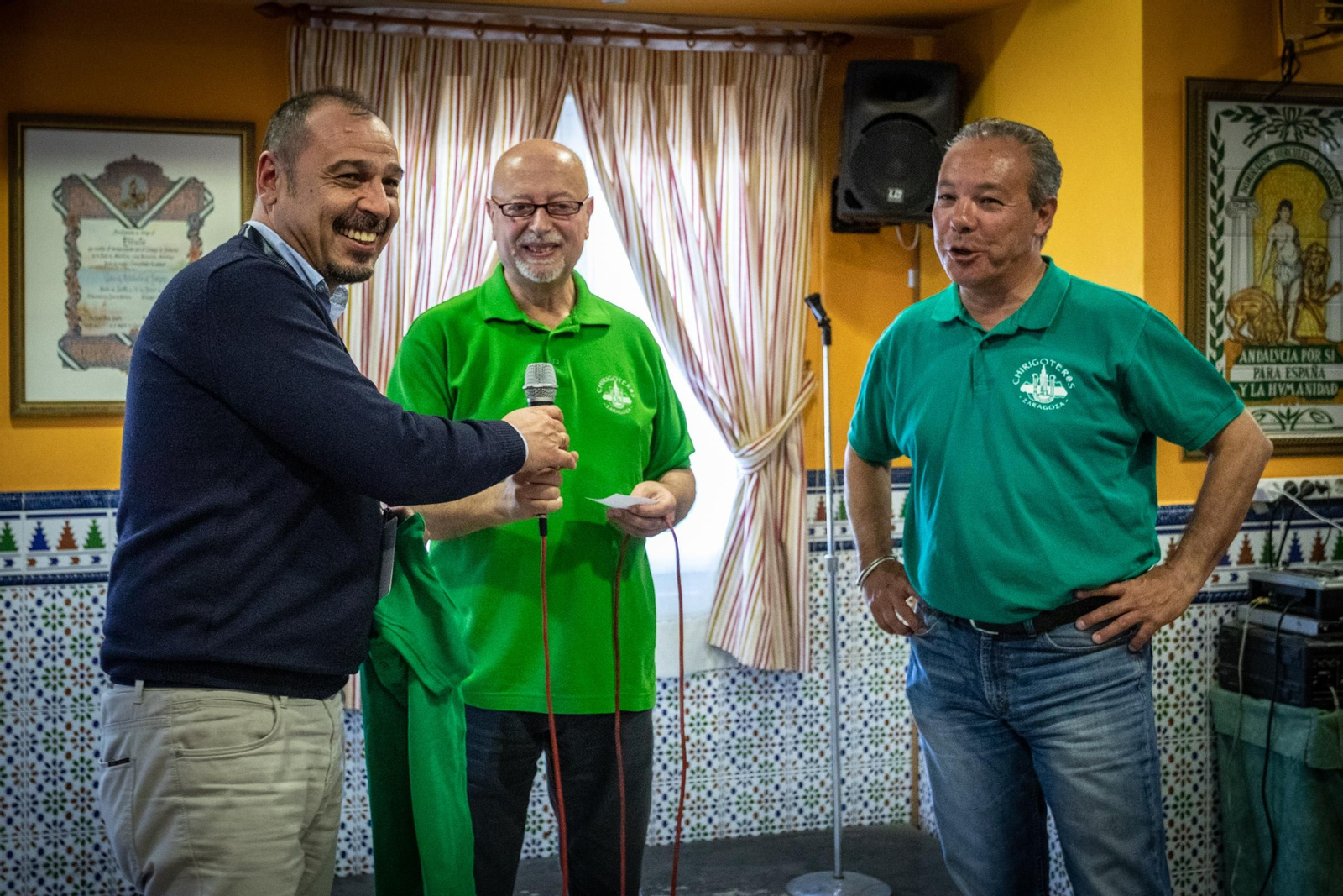 La Casa de Andalucía en Zaragoza hace entrega de un detalle a los carnavaleros