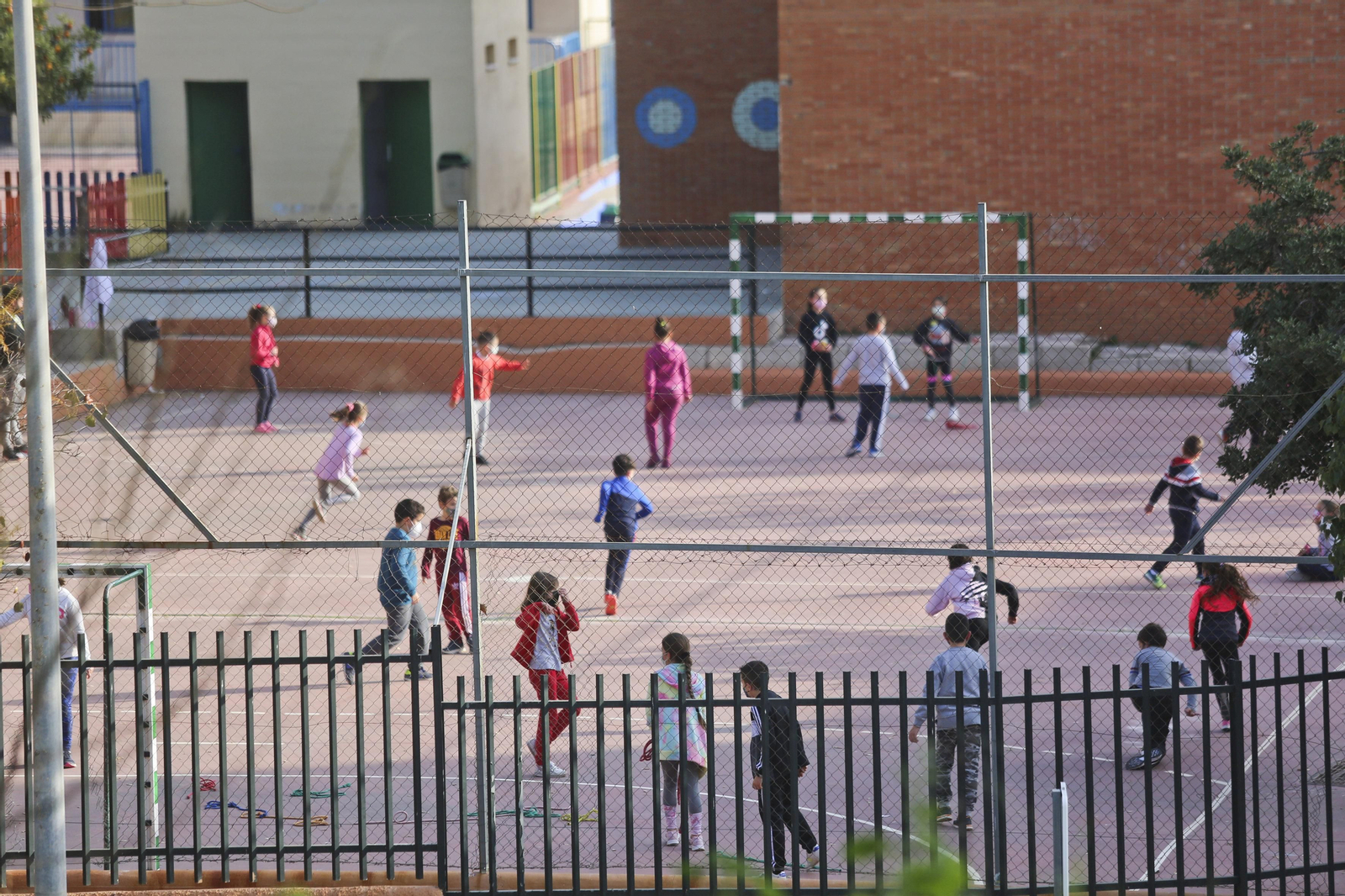 Niños en el patio de recreo de un colegio de la capital malagueña. Niños en el patio de recreo de un colegio de la capital malagueña.