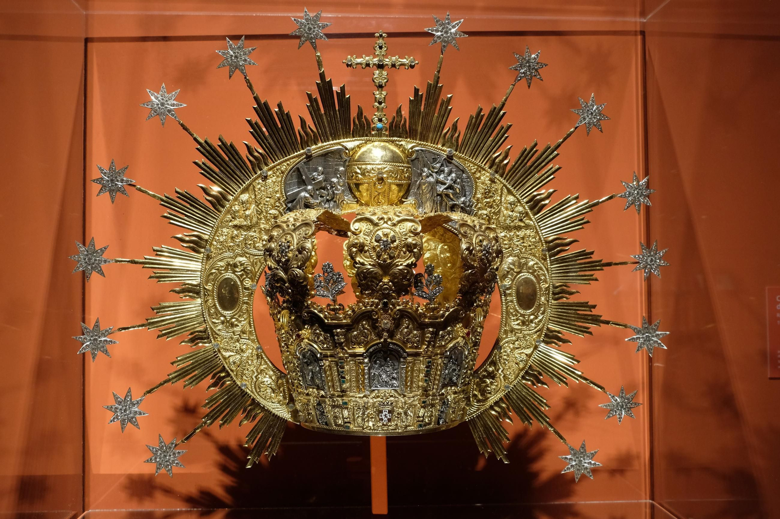 La corona de la Virgen de los Dolores. La corona de la Virgen de los Dolores.