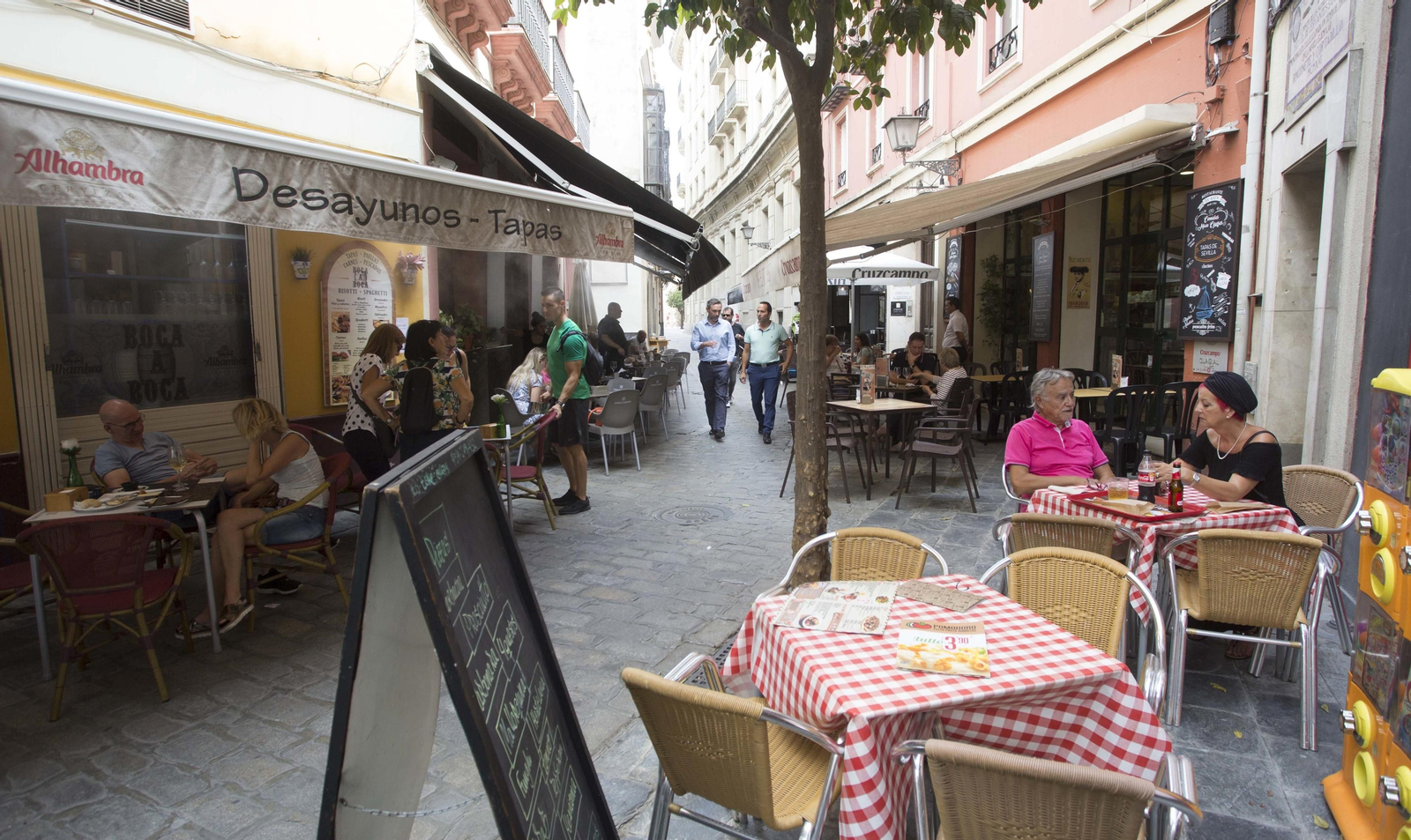 Terraza de veladores en el entorno de la Plaza Nueva