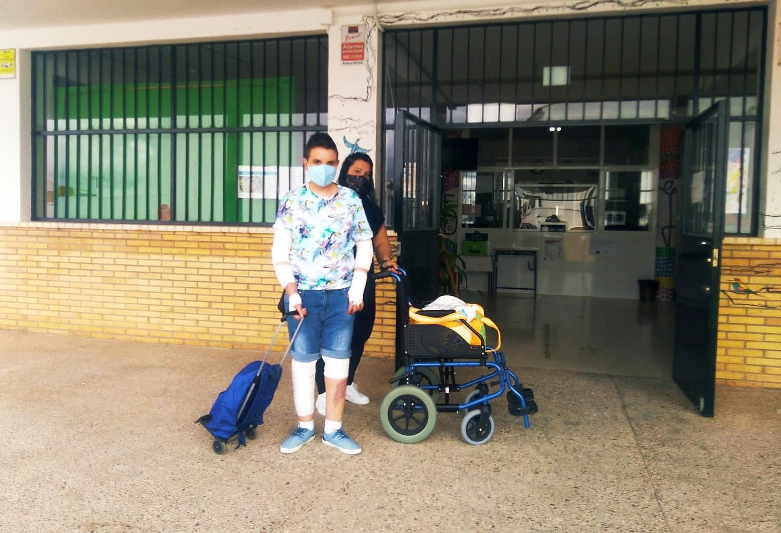 Manuel, con su madre, en el primer día de instituto.