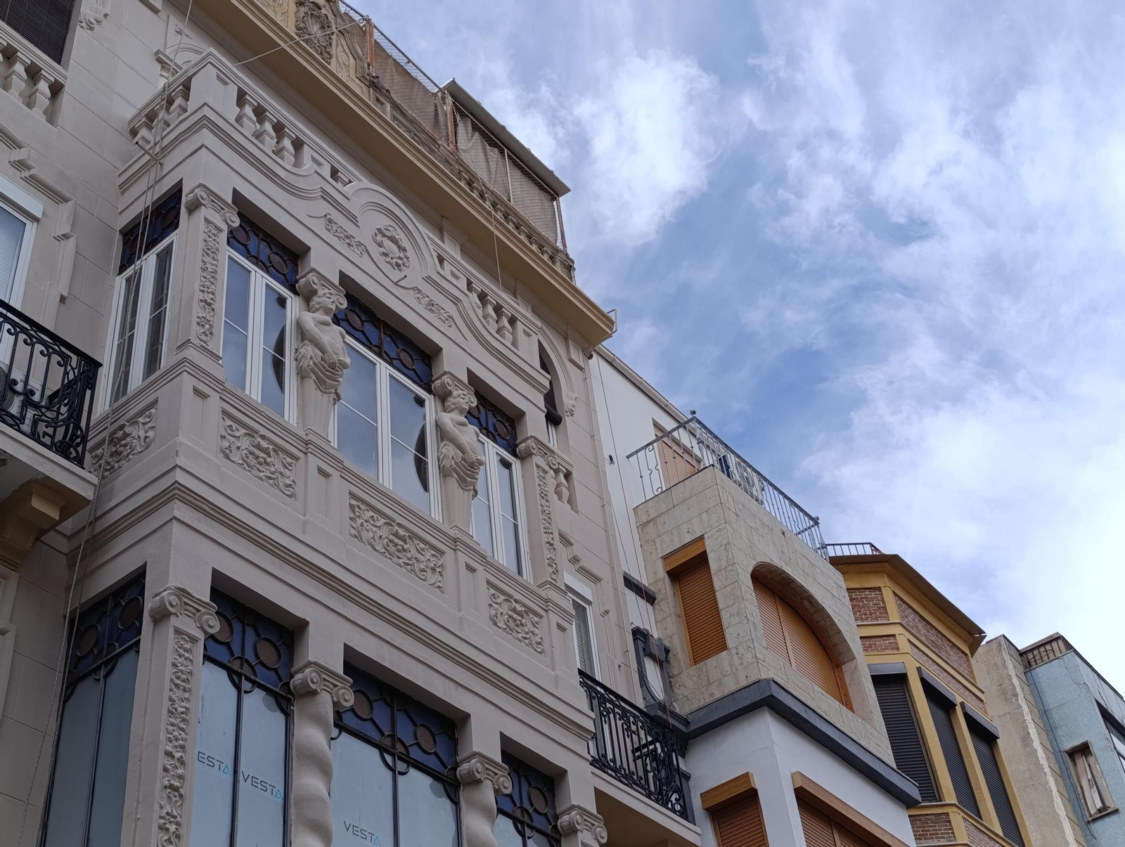 El edificio con las cariátides, en el número 11, es uno de los favoritos de Helena Arjona y de muchos jiennenses.