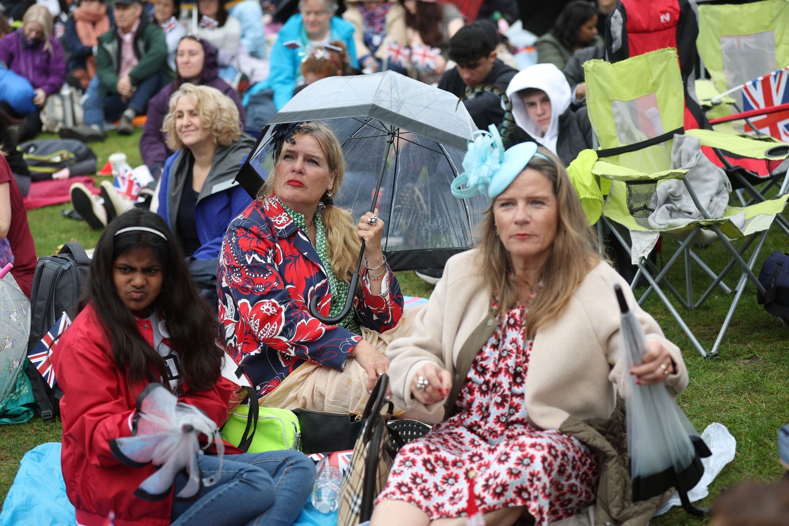 Los ciudadanos apoyan a Carlos III en el día de su coronación