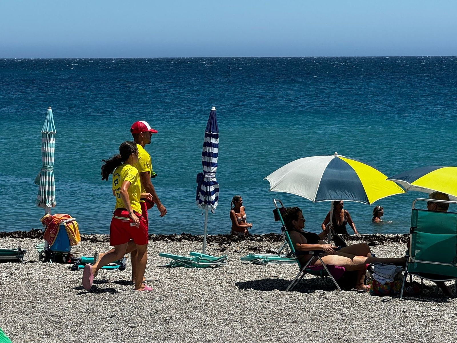 Dos socorristas de la playa de Calahonda en Granada.