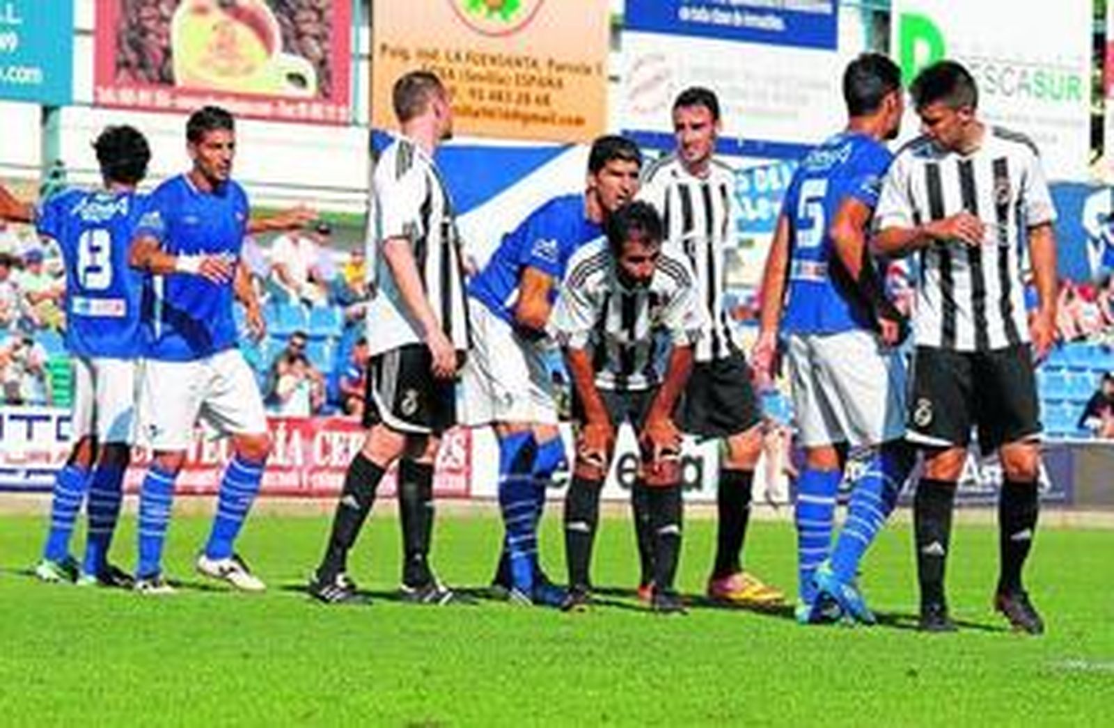 Albinegros y azulinos, en el partido de la penúltima jornada de la pasada temporada, el que 'dejó' a la Balona sin liguilla.