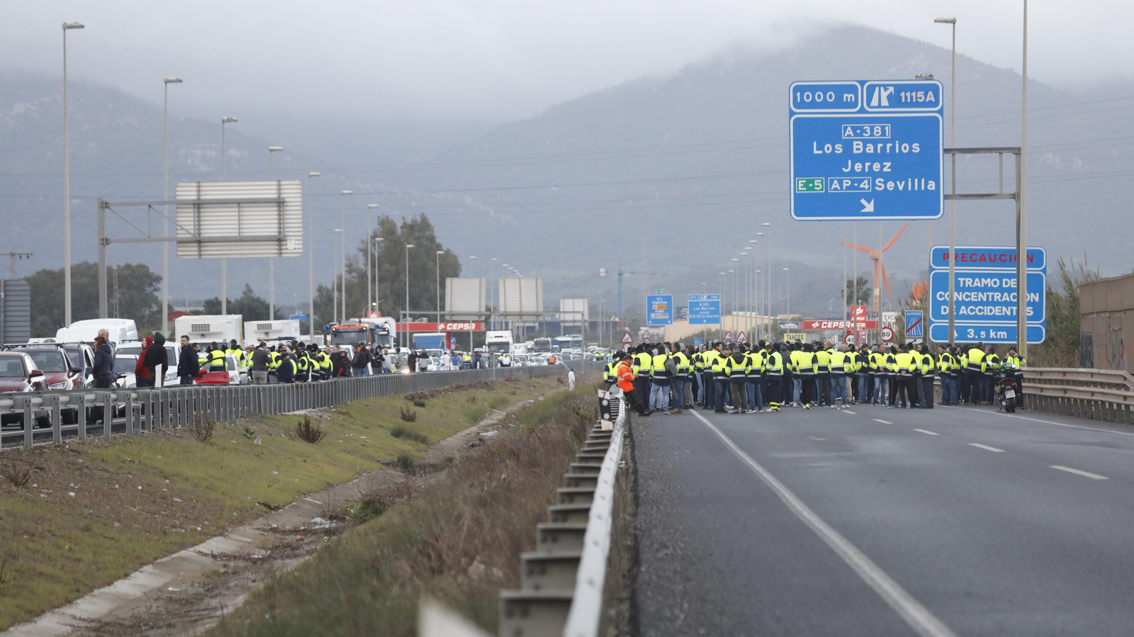 Imágenes del corte de la A-7 por los trabajadores de Acerinox en huelga, este viernes