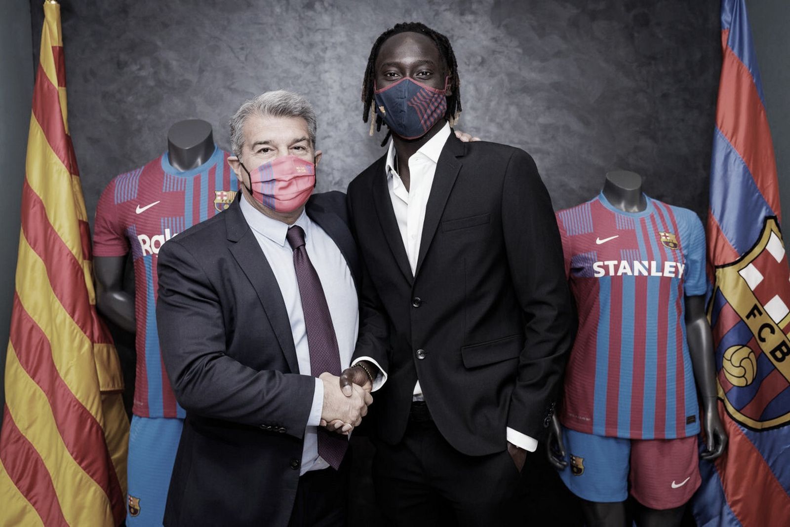 El presidente del FC Barcelona Joan Laporta junto al rojiblanco Alpha Dionkou.