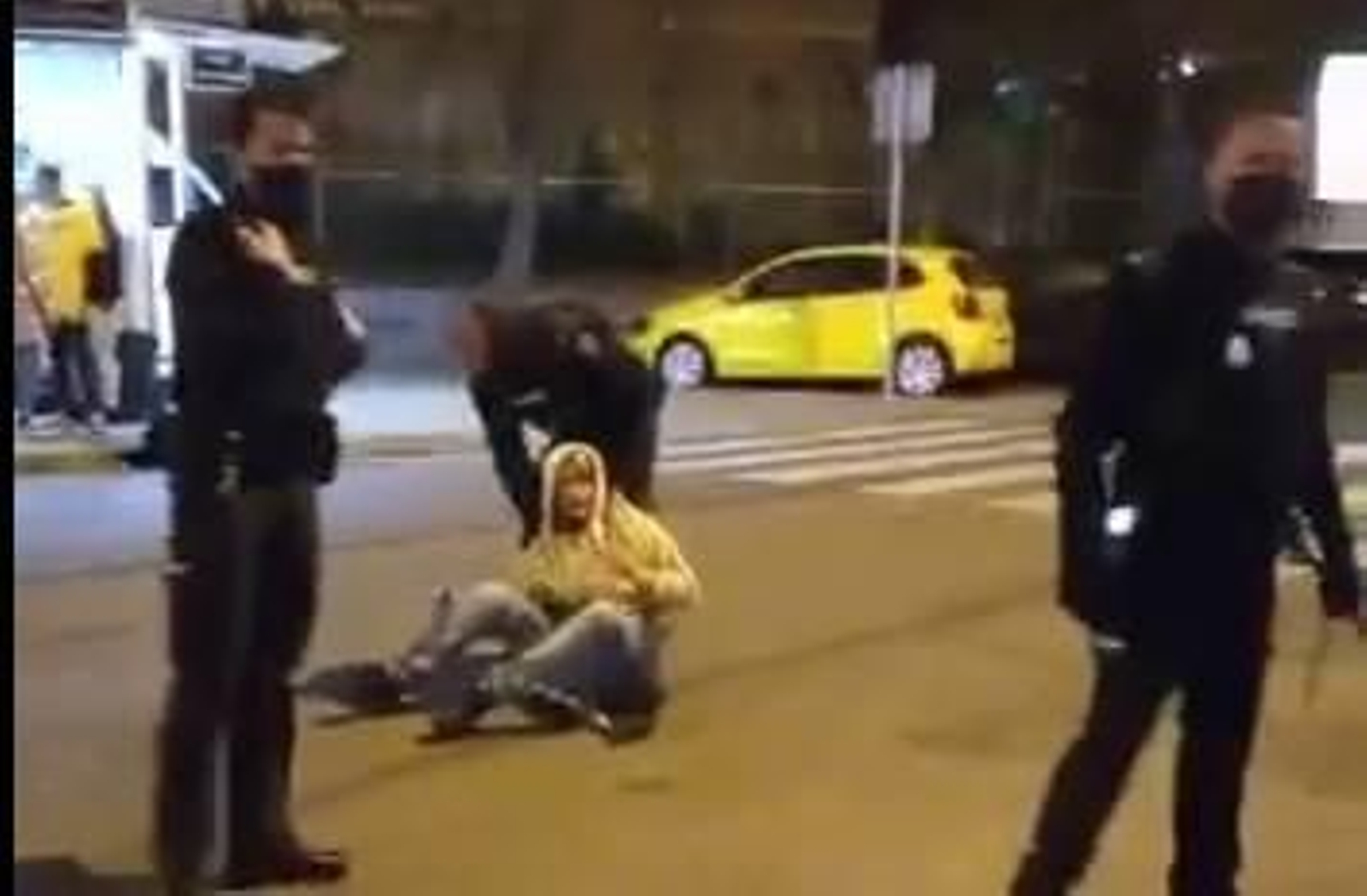 El vídeo con el "guantazo" del policía al joven a la salida de la discoteca Theatre.