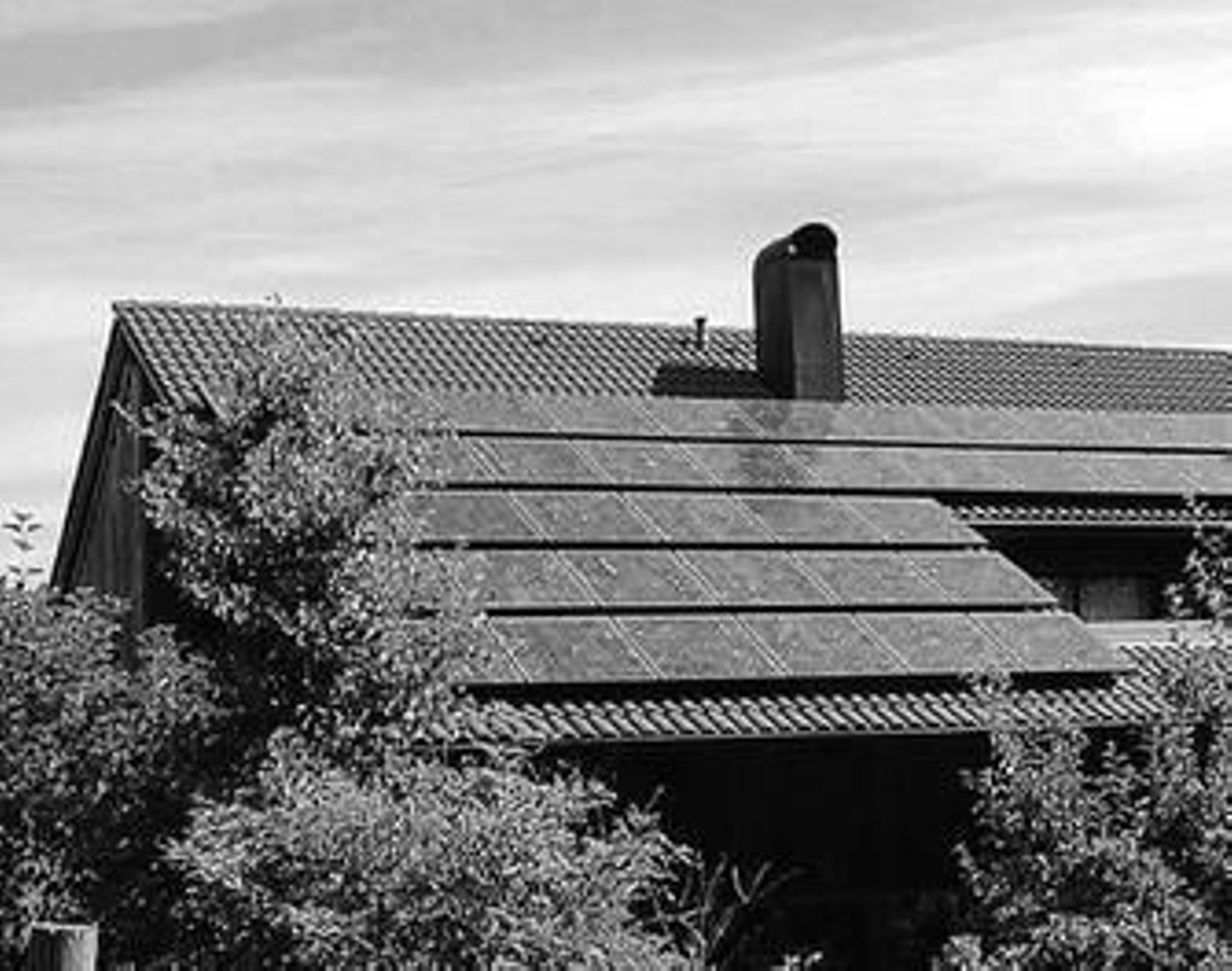 Placas fotovoltaicas instaladas en el tejado de una vivienda.