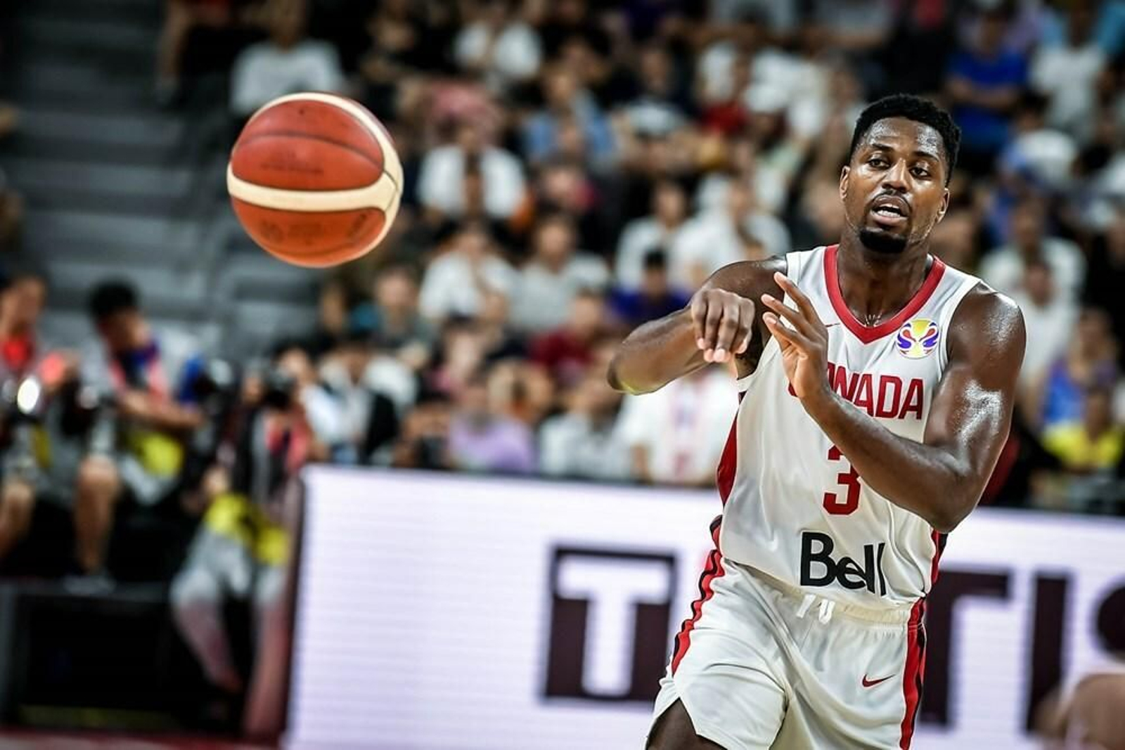 Melvin Ejim pasa el balón.