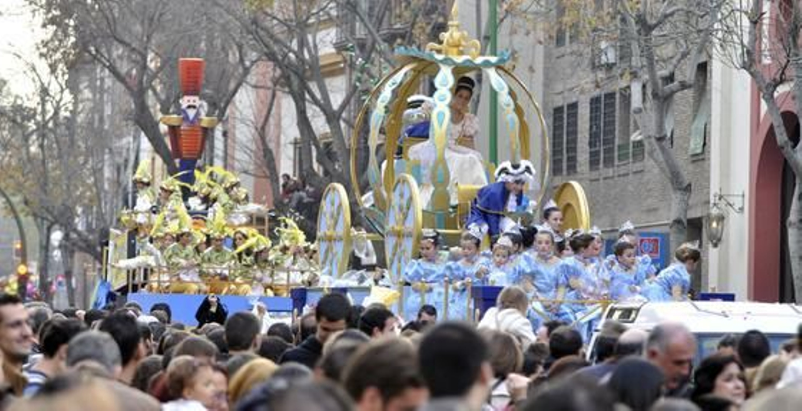 Las carrozas de la Cabalgata de Reyes Magos recorren las calles de la ciudad.

Foto: Manuel Gómez