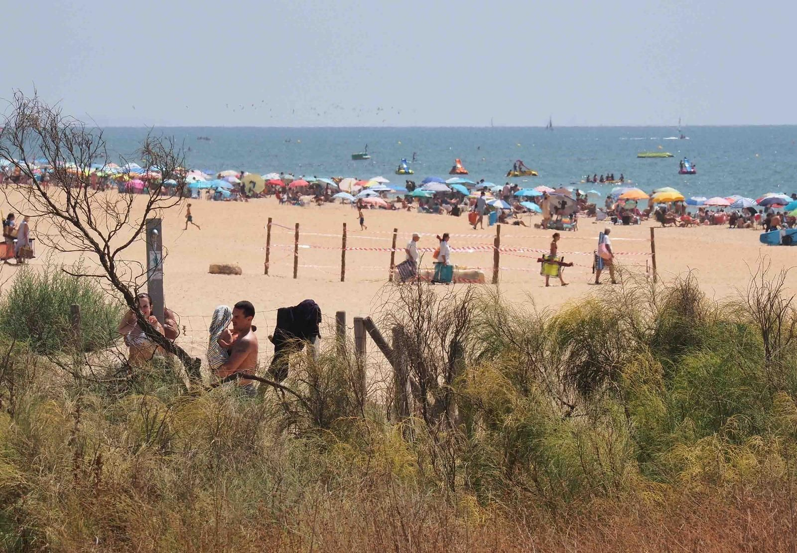 Ambiente de la playa de Islantilla una tarde de verano