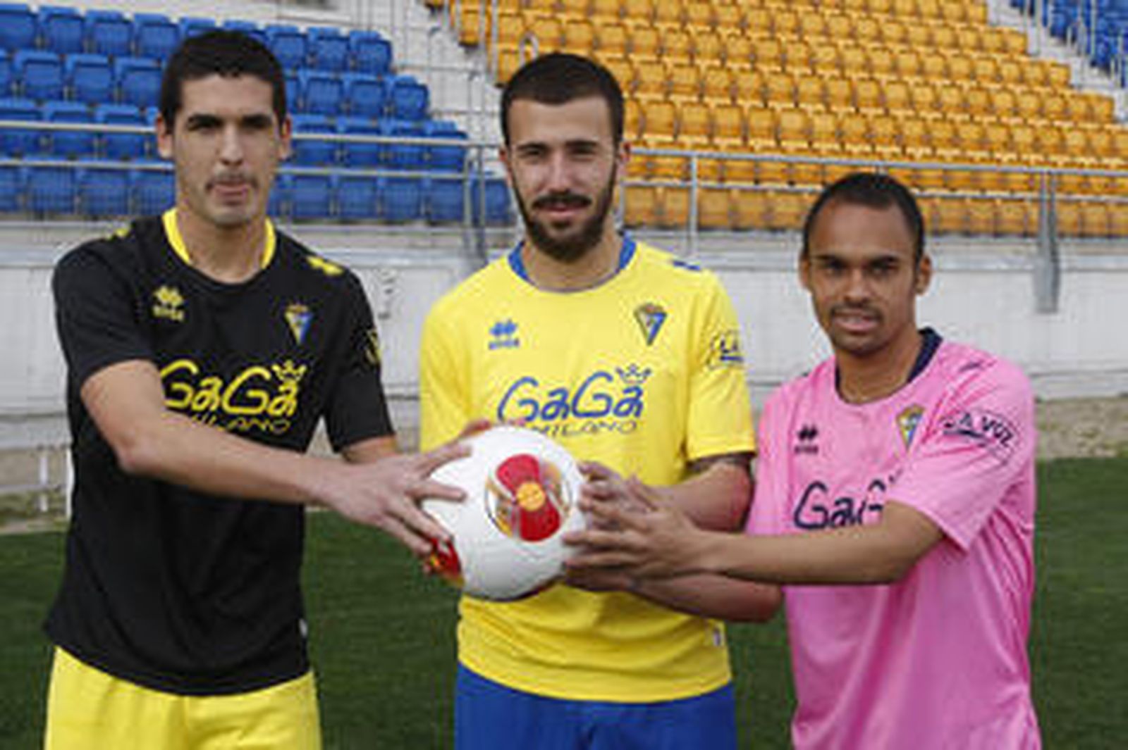 Garrido (i), Dioni y Pauliño sostienen un balón con las manos ayer sobre el césped del estadio Carranza. /Joaquín Pino