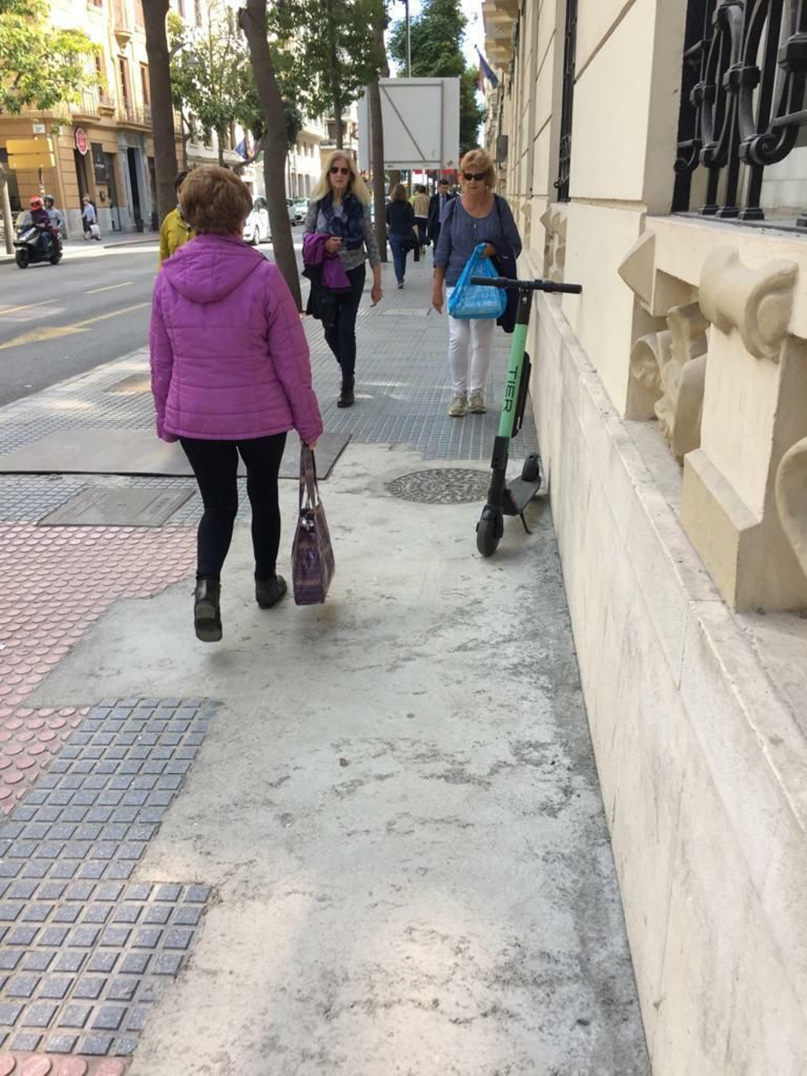 Un patinete, sobre la acera en calle Córdoba