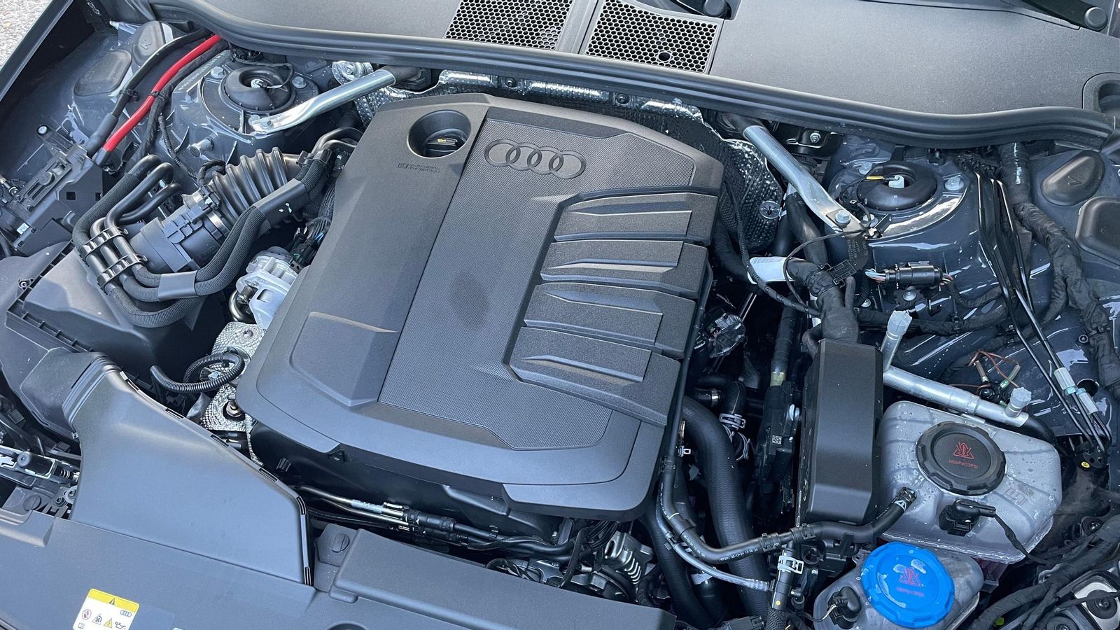 En un momento en el que la mayoría de las novedades parecen ser eléctricas, Audi aún mantiene su apuesta por la combustión y, en ese caso concreto, por los Diesel. Eso sí, apoyados por una microhibridación.