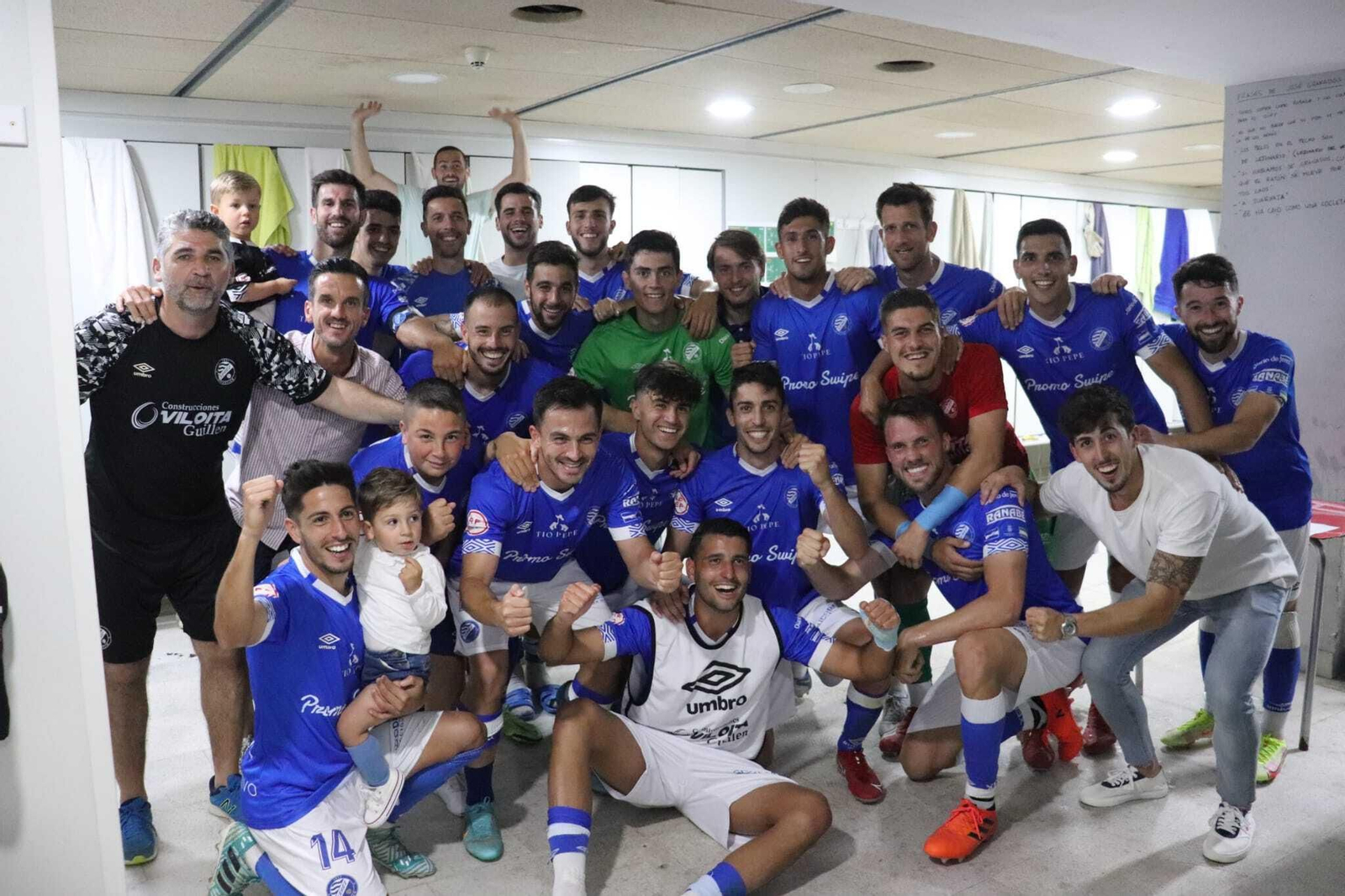 Los azulinos celebraron en el vestuario la victoria ante el Mensajero.