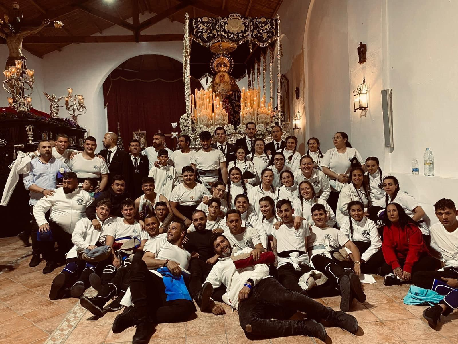 El joven fallecido junto a los costaleros y costaleras de la Hermandad.