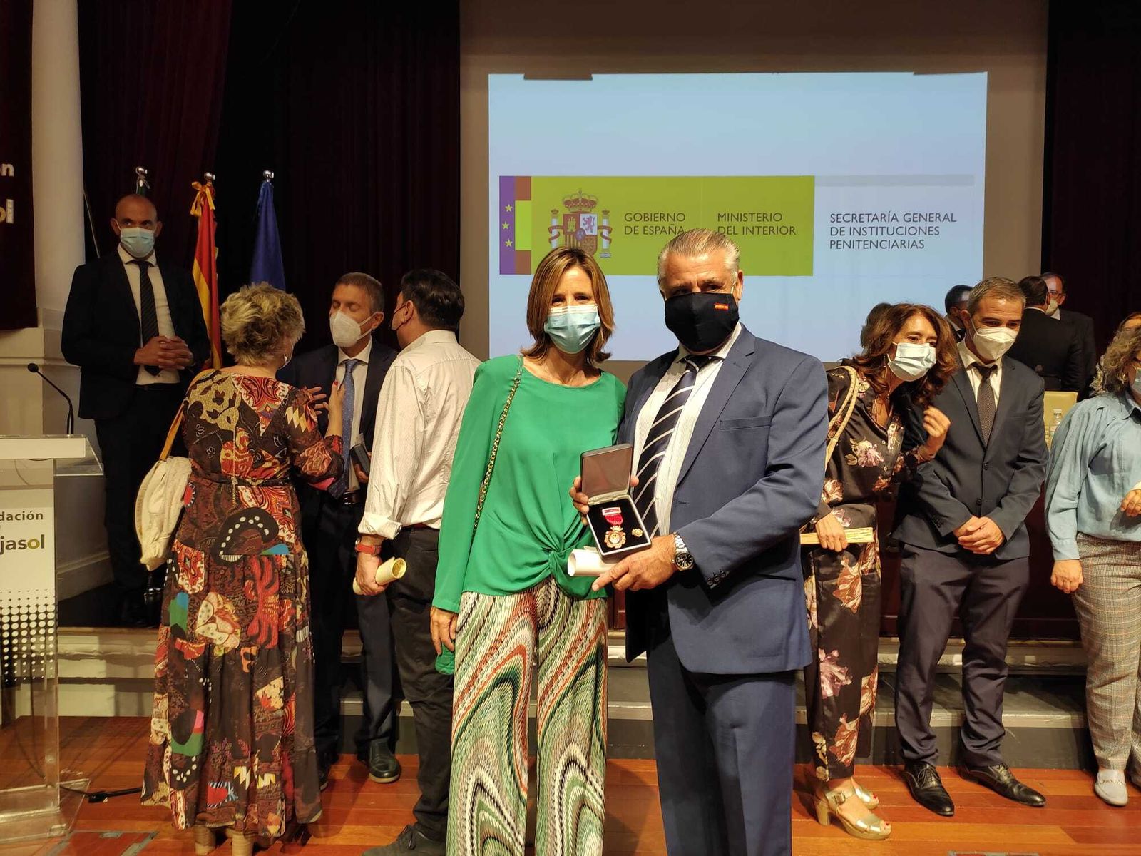 Tomás Pagés, con su medalla, junto a la directora de Sevilla-I, Ana Isabel Martín.