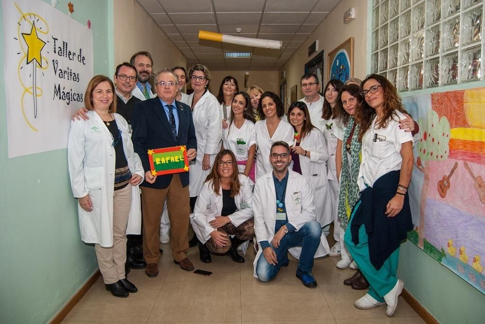 El delegado de Salud, Rafael López, con personal sanitario del Hospital Juan Ramón Jiménez
