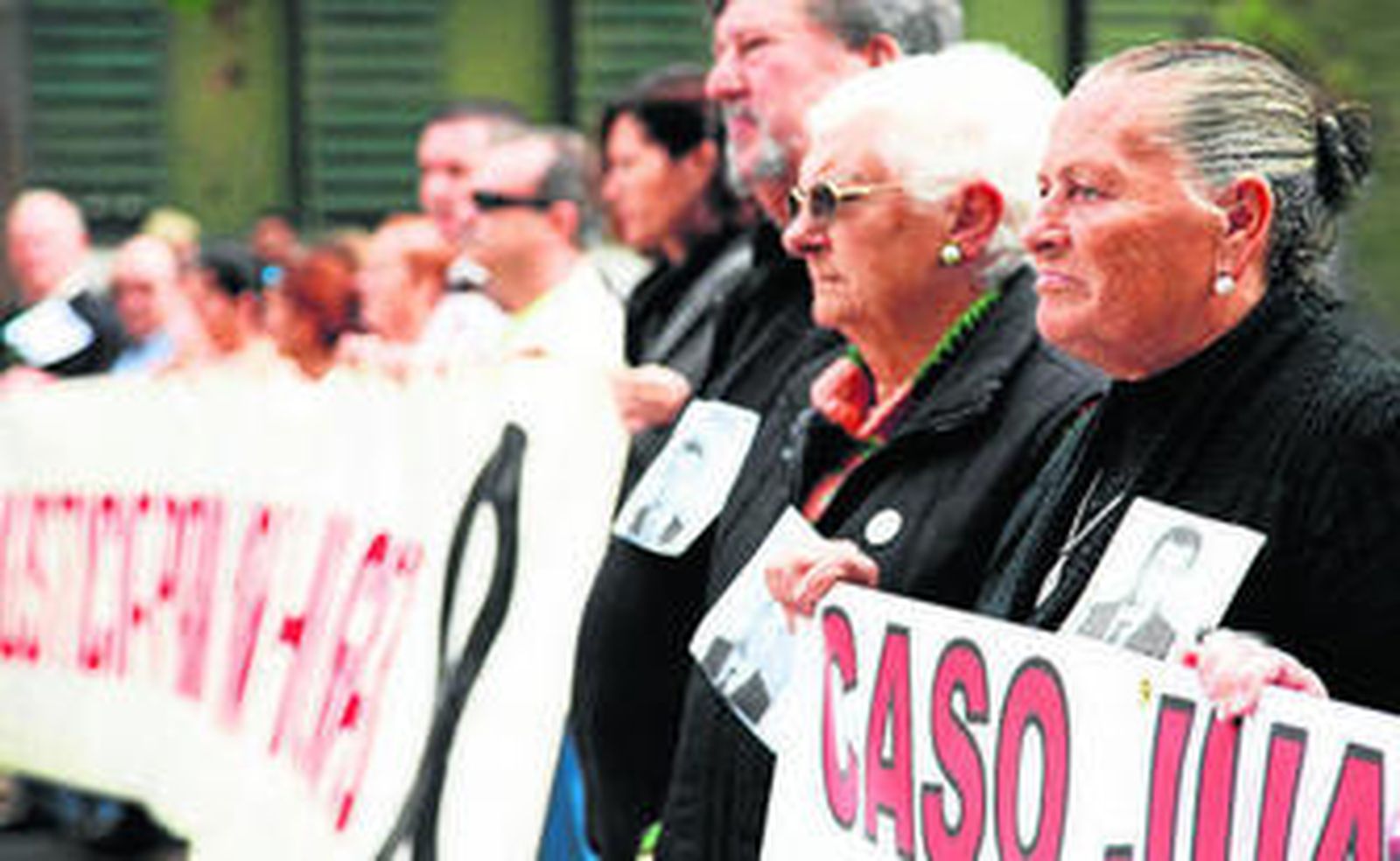 Concentración celebrada ayer ante los juzgados de Jerez en recuerdo de Juan Holgado.