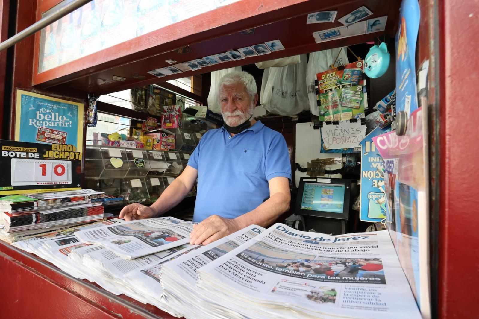 Jesús Delgado posa para Diario de Jerez en su último día de trabajo en Plaza Esteve.