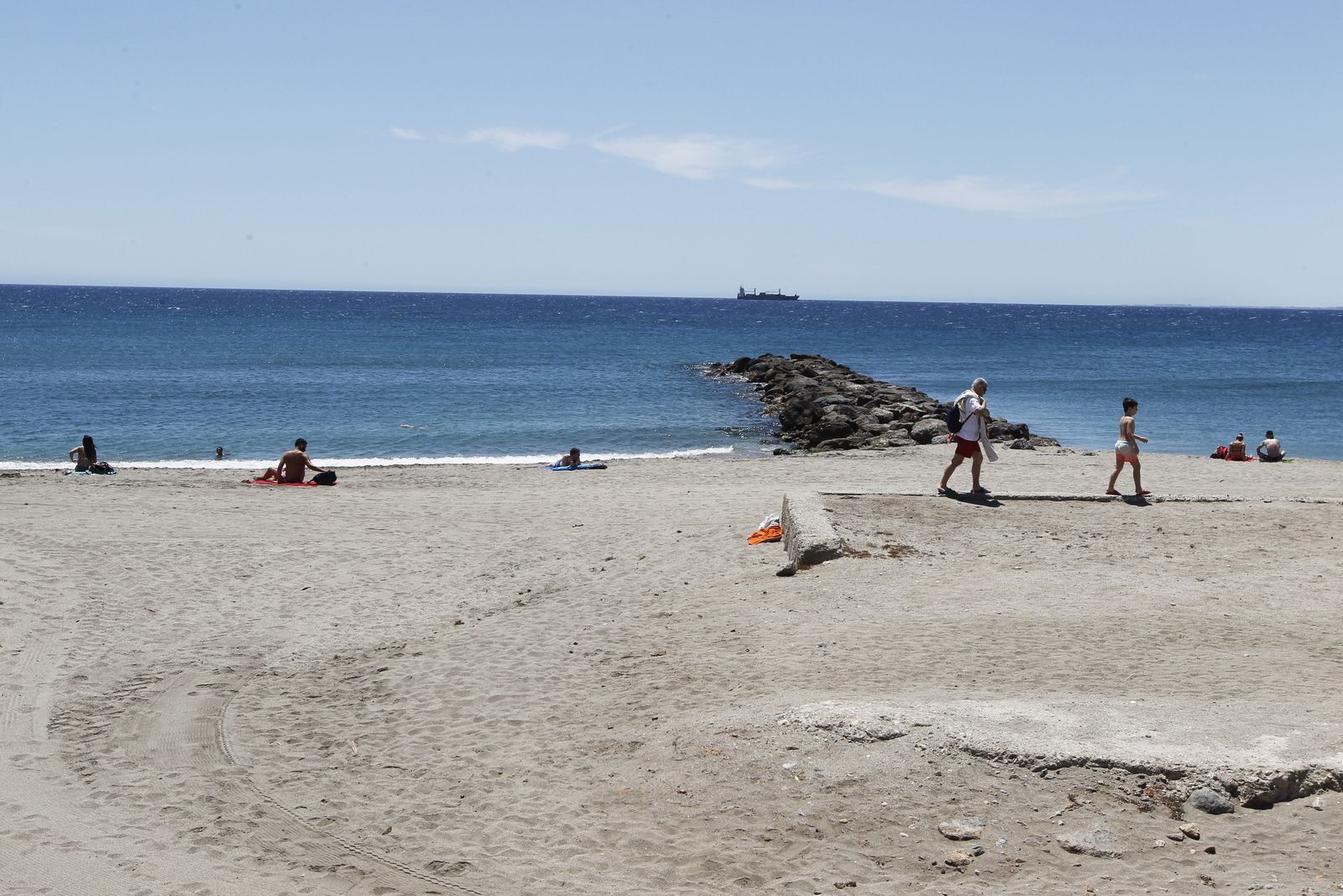 Fotogalería primer día de playa tras el confinamiento en Almería