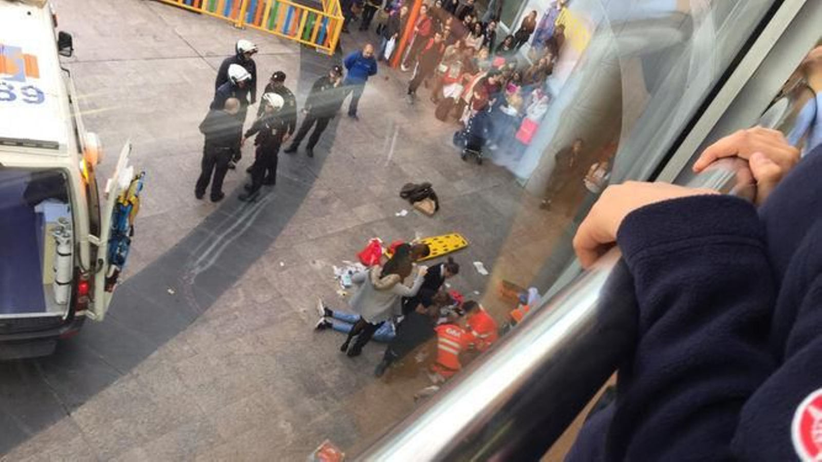 Atención a la víctima en el Nervión Plaza.