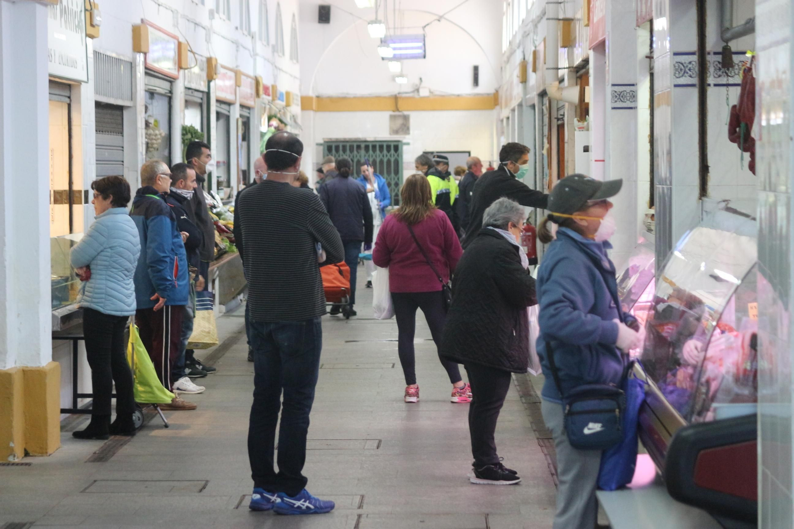 La Policía Local realizaba este sábado controles en el Mercado de Abastos