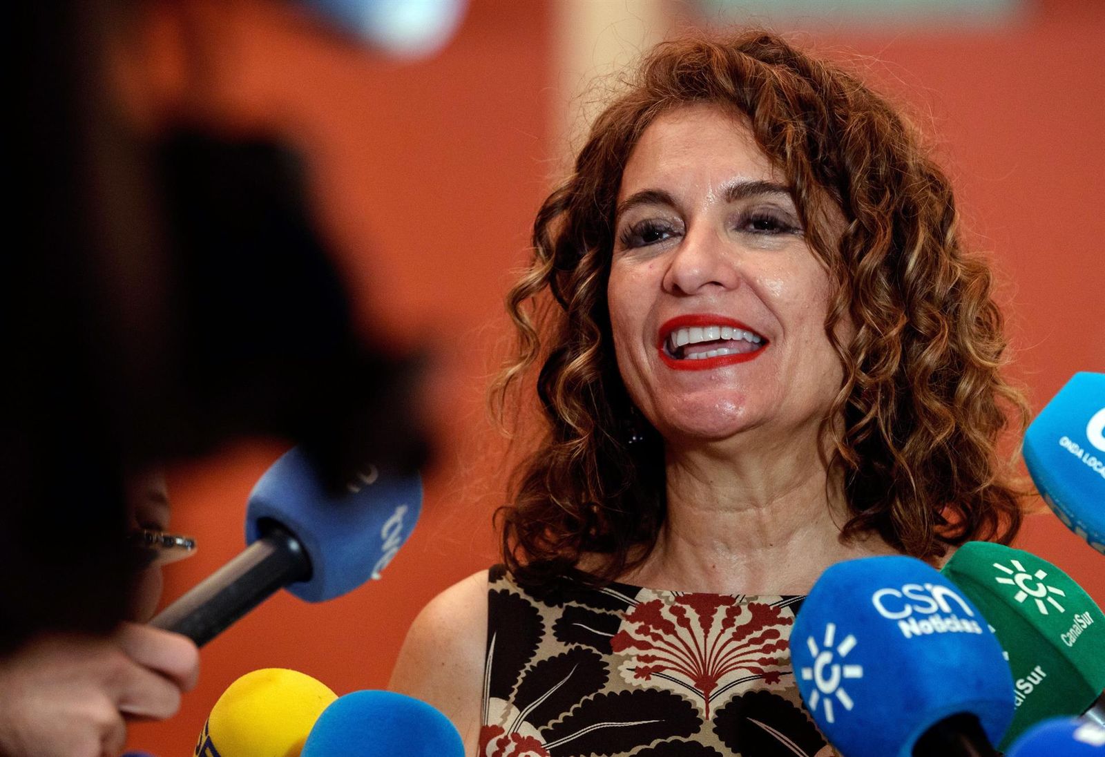 La ministra de Hacienda, María Jesús Montero, atendiendo a los medios