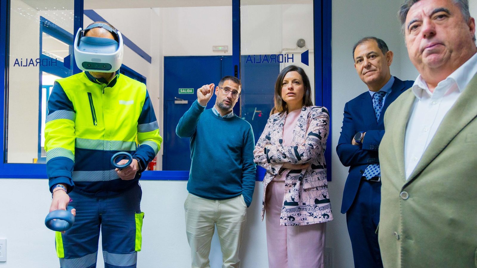 Demostración del uso de la realidad virtual por parte de los trabajadores de Hidralia, en San Fernando