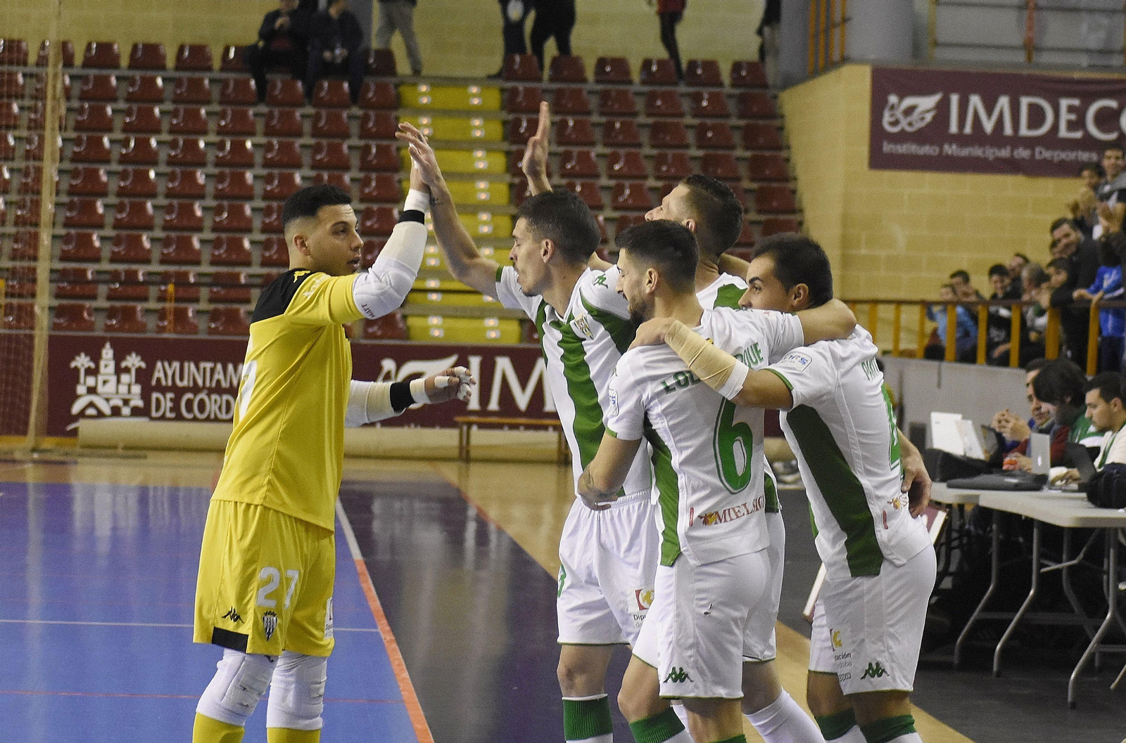 Los jugadores blanquiverdes celebran el primer gol del partido ante el Manzanares.