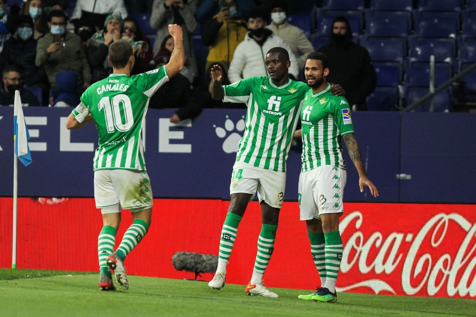 Willian José celebra su gol con Canales y William Carvalho.