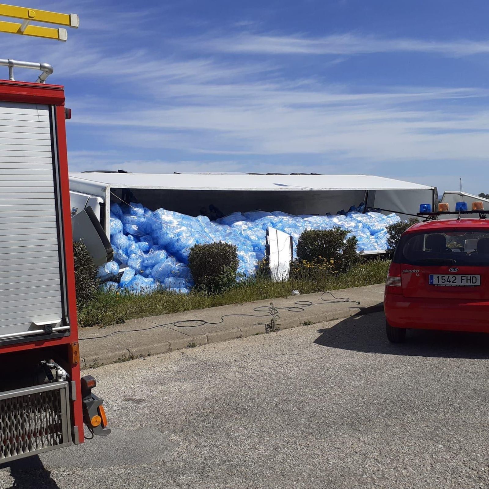 El camión iba cargado de hielo en el momento del accidente