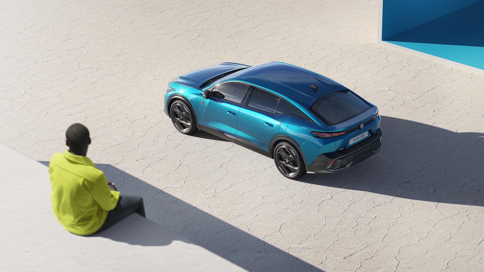 La zona más característica quizá sea la trasera, especialmente con ese enorme parachoques y por la forma del portón. Peugeot hace mucho hincapié en la aerodinámica del 408, aunque aún no ha aportado el Cx de este modelo.