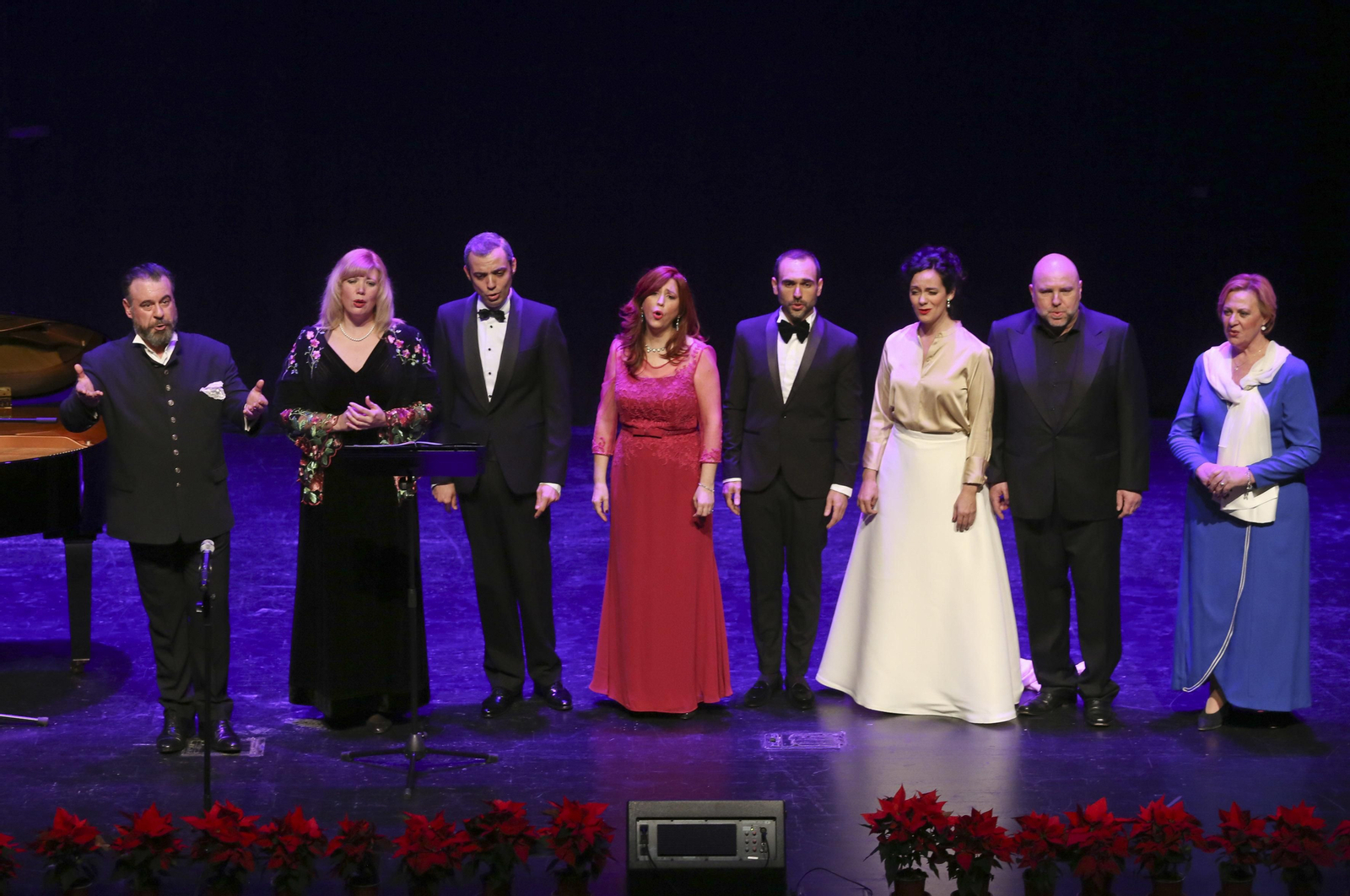 Carlos Álvarez, junto al resto de intérpretes, en el escenario del Edgar Neville.
