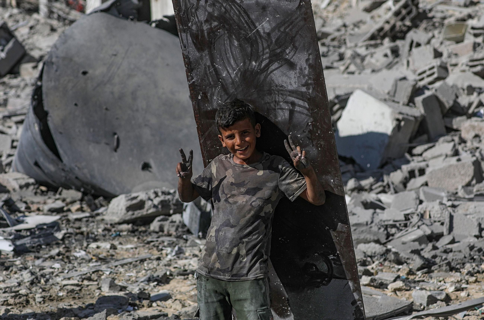 Las imágenes de Gaza tras el alto el fuego: los gazatíes andan entre las ruina de sus ciudades