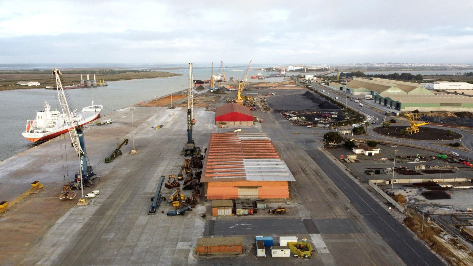 Imagen aérea de la superficie ya rehabilitada del muelle de graneles sólidos.