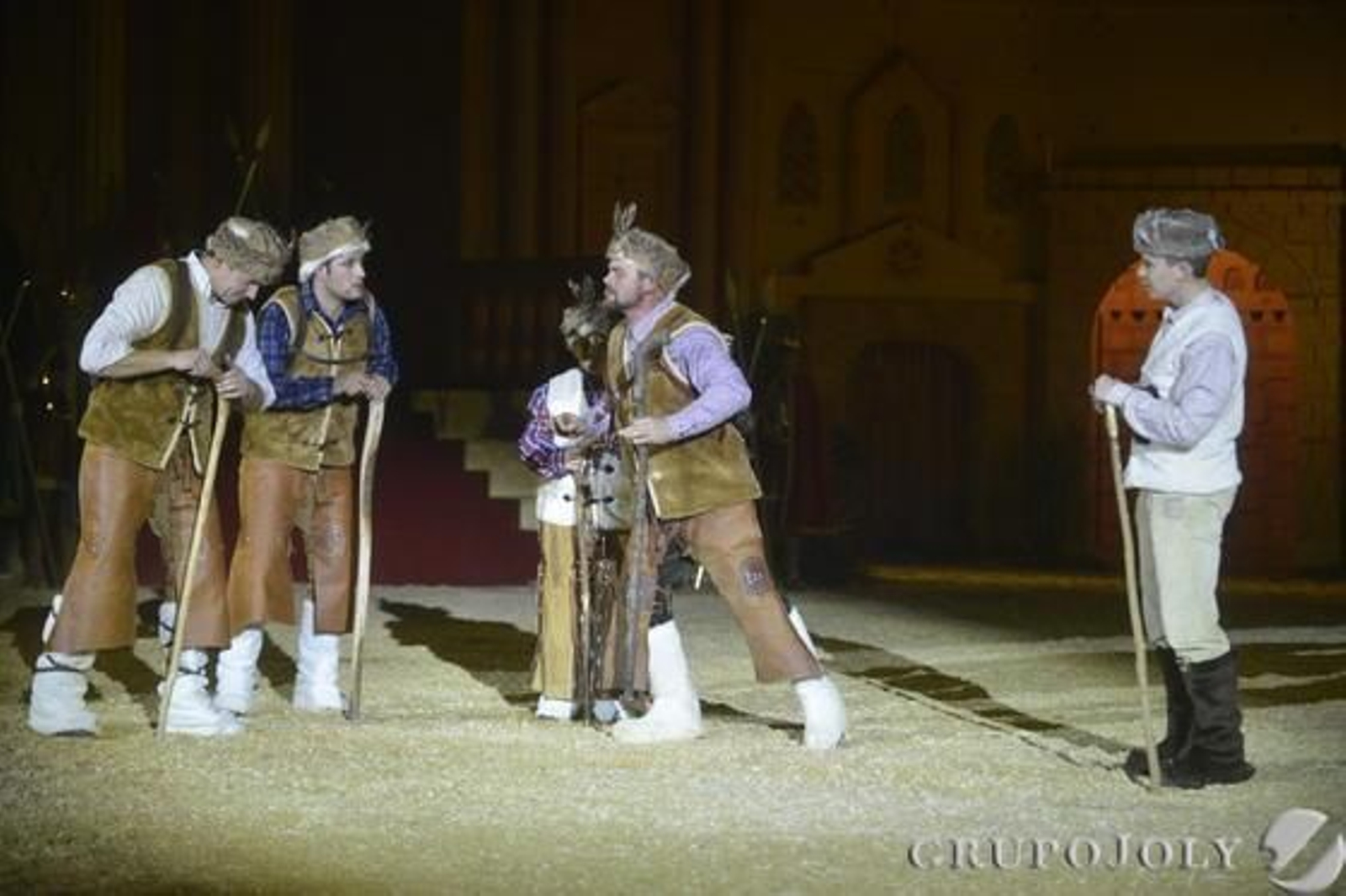 La primera representación del Auto de los Reyes Magos en Los Pedroches consigue un lleno absoluto pese al mal tiempo.

Foto: Sánchez Ruiz